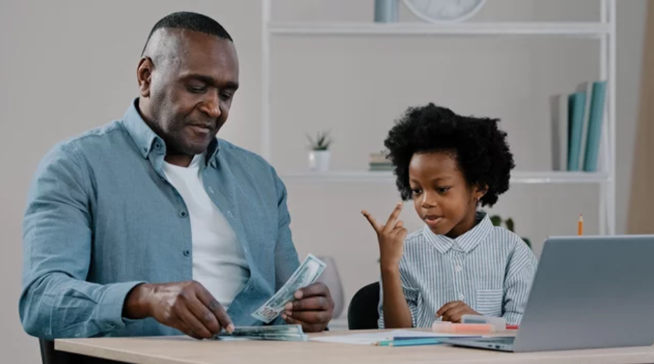 pappa och dotter som räknar pengar och gör en ekonomisk plan